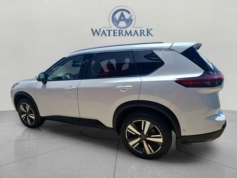 Used 2025 Nissan Rogue SL AWD/4WD image 3