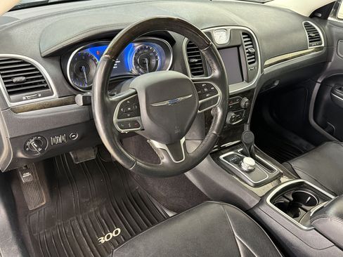Used 2017 Chrysler 300 C RWD image 4