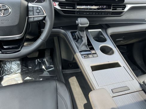 Used 2022 Toyota Sienna XLE Woodland Edition AWD/4WD image 23