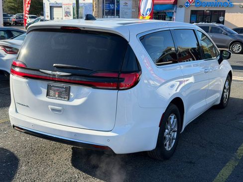 Used 2023 Chrysler Pacifica Touring-L image 11