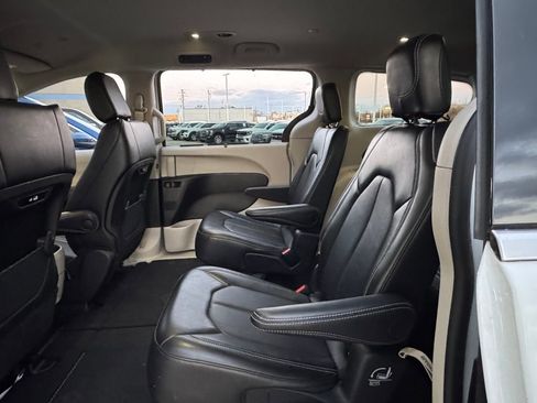 Used 2024 Chrysler Pacifica Touring-L image 21