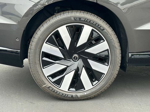 New 2025 Volvo EX90 Plus image 23