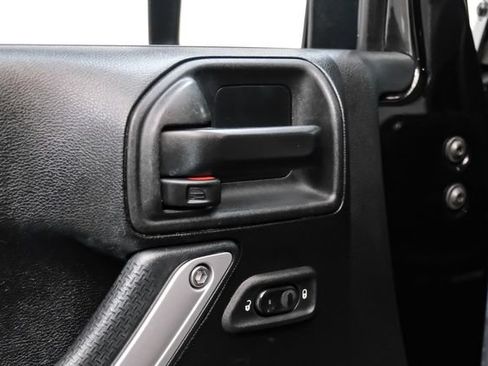 Used 2017 Jeep Wrangler Sahara w/ Connectivity Group AWD/4WD image 27