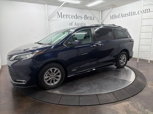 Used 2021 Toyota Sienna XLE FWD image 3