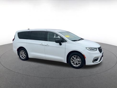 Used 2024 Chrysler Pacifica Touring-L image 2