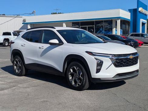 Certified 2025 Chevrolet Trax LT FWD image 2