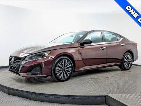 Used 2024 Nissan Altima 2.5 SV image 2