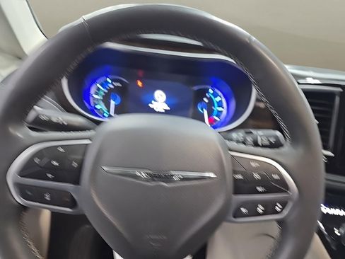 Used 2023 Chrysler Pacifica Limited image 23