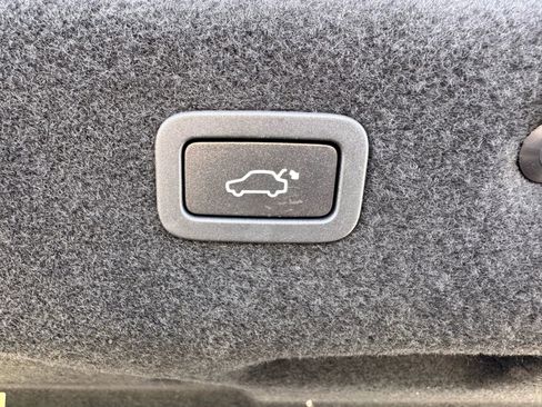 Used 2016 Jaguar XF S image 35