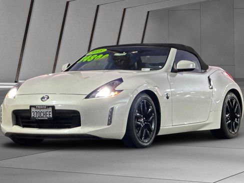 Used 2018 Nissan 370Z Touring image 8