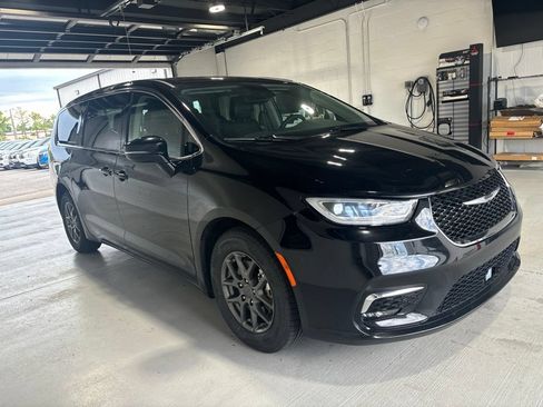 Used 2024 Chrysler Pacifica Touring-L FWD image 3