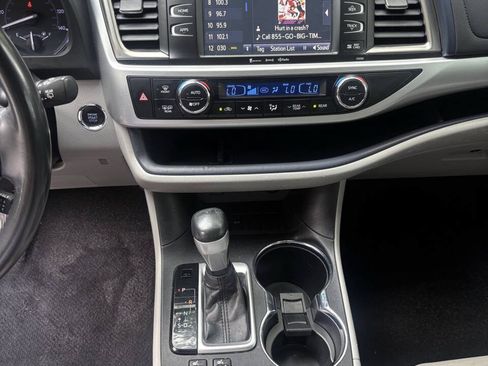 Used 2019 Toyota Highlander XLE FWD image 32