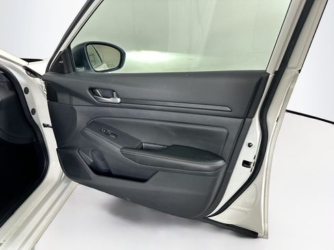Used 2025 Nissan Altima 2.5 SV FWD image 30