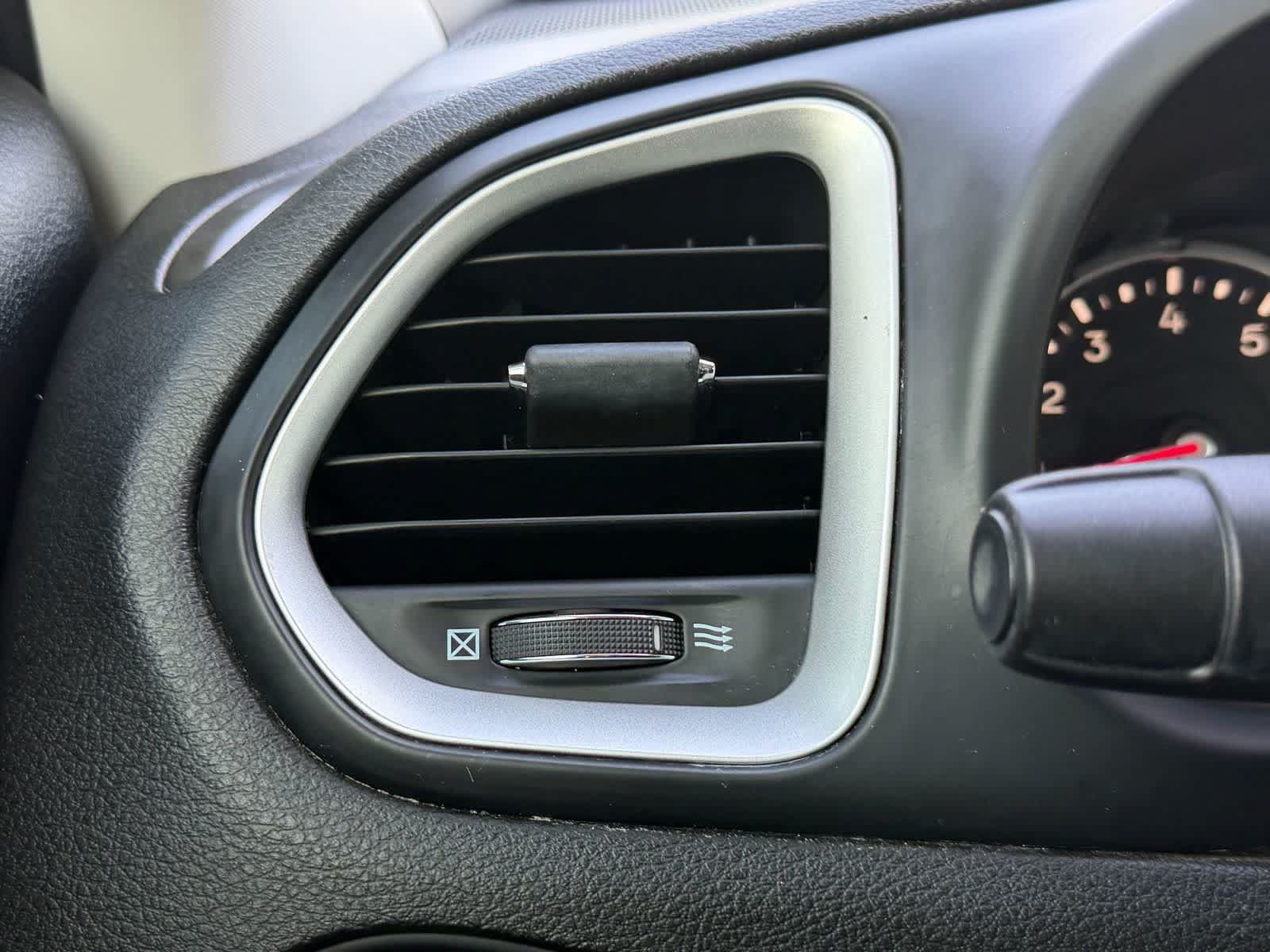 Used 2020 Jeep Renegade Latitude FWD image 13