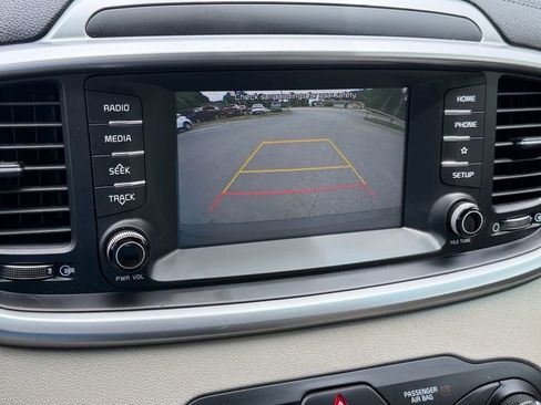 Used 2020 Kia Sorento LX FWD image 27