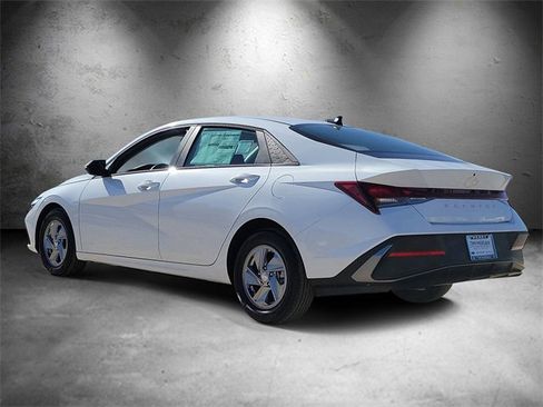 New 2025 Hyundai Elantra SE image 4