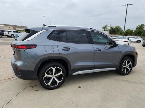 New 2025 Volkswagen Tiguan SE image 2