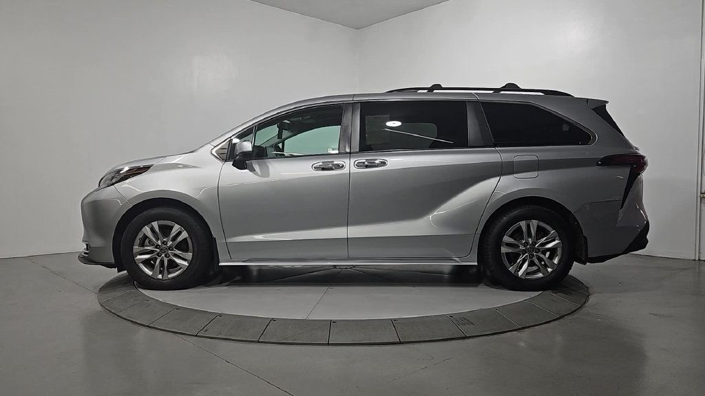 Used 2022 Toyota Sienna XLE w/ XLE Plus Package AWD/4WD image 2