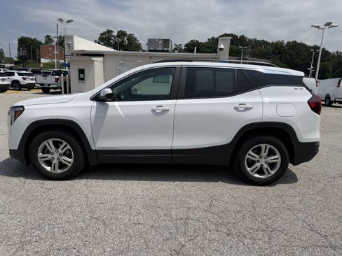 Used 2024 GMC Terrain SLE w/ Driver Convenience Package FWD image 4