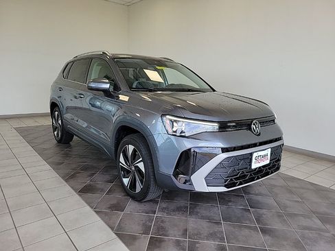 Used 2025 Volkswagen Taos SE AWD/4WD image 1