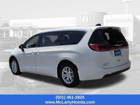 Used 2023 Chrysler Pacifica Touring-L FWD image 3