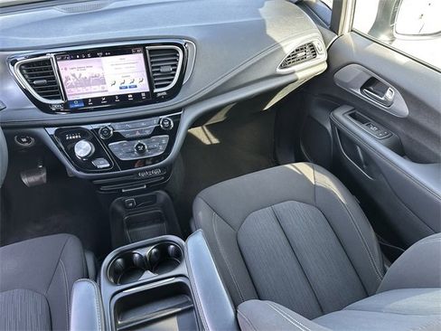 Used 2023 Chrysler Pacifica Touring image 17