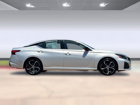 Used 2024 Nissan Altima 2.5 SR FWD image 7