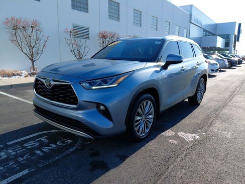 Used 2020 Toyota Highlander Platinum image 2