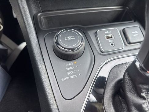 Used 2023 Jeep Cherokee Altitude Lux image 23