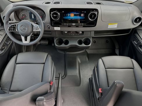 Used 2024 Mercedes-Benz Sprinter 2500 image 13