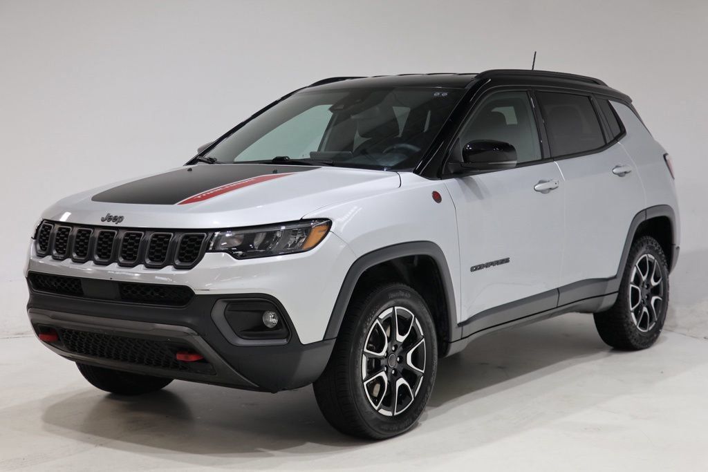 Used 2025 Jeep Compass Trailhawk AWD/4WD image 3