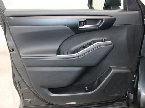 Used 2025 Toyota Highlander XSE AWD/4WD image 19