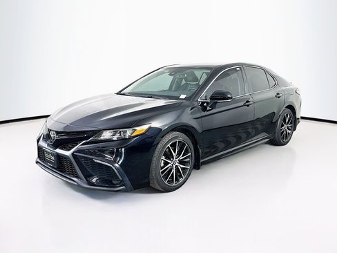 Used 2022 Toyota Camry SE image 3