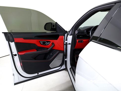 Used 2022 Lamborghini Urus image 10