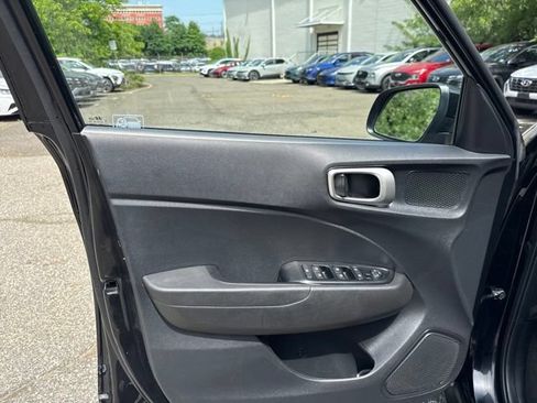 Used 2021 Hyundai Venue SE FWD image 33