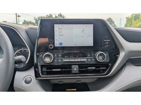 Used 2024 Toyota Highlander XLE image 24