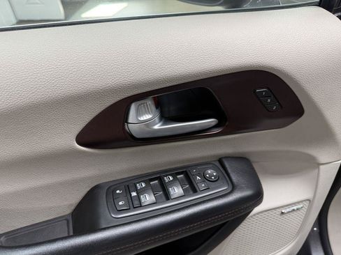 Used 2017 Chrysler Pacifica Limited FWD image 26