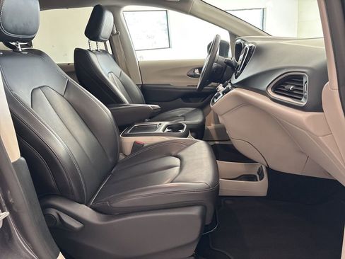 Used 2023 Chrysler Pacifica Touring-L image 31