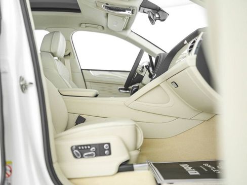 Used 2025 Bentley Bentayga Extended Wheelbase image 27