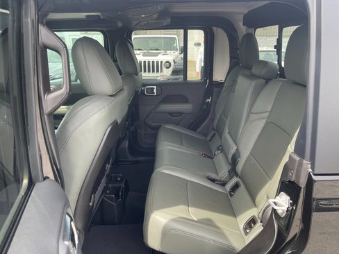Used 2025 Jeep Gladiator Mojave w/ Convenience Group AWD/4WD image 14