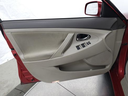 Used 2011 Toyota Camry LE image 10