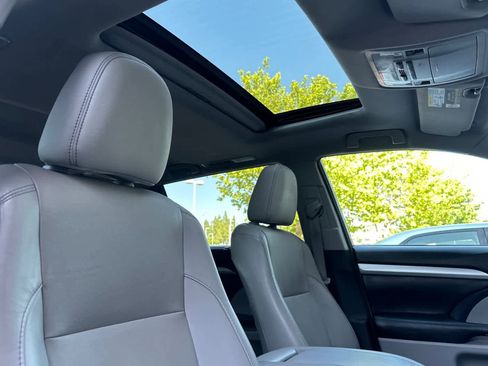 Used 2016 Toyota Highlander XLE AWD/4WD image 18