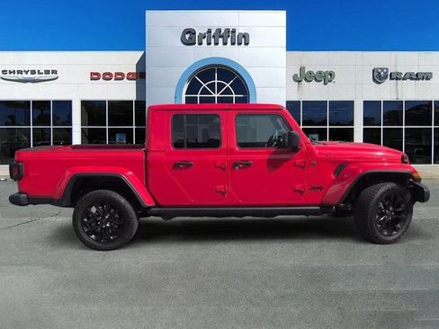 Used 2025 Jeep Gladiator Sport AWD/4WD image 3