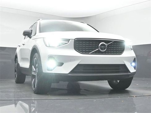 Used 2024 Volvo XC40 B5 Plus image 54