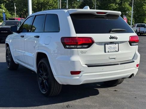Used 2018 Jeep Grand Cherokee Altitude AWD/4WD image 6