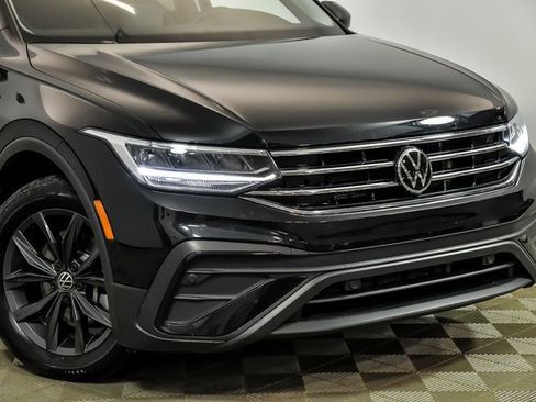 Certified 2022 Volkswagen Tiguan SE image 2