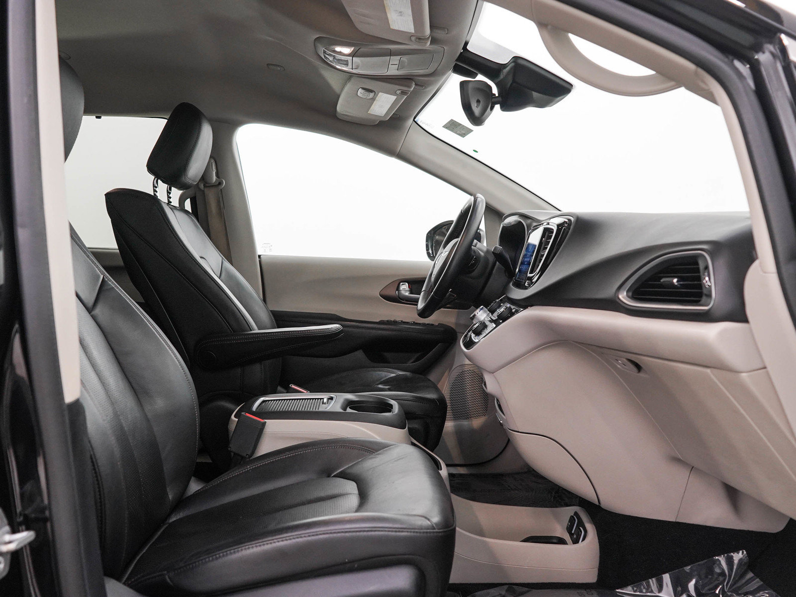 Used 2017 Chrysler Pacifica Touring-L Plus w/ Advanced Safetytec Group FWD image 13