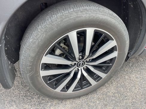 Used 2024 Nissan Pathfinder Platinum image 11