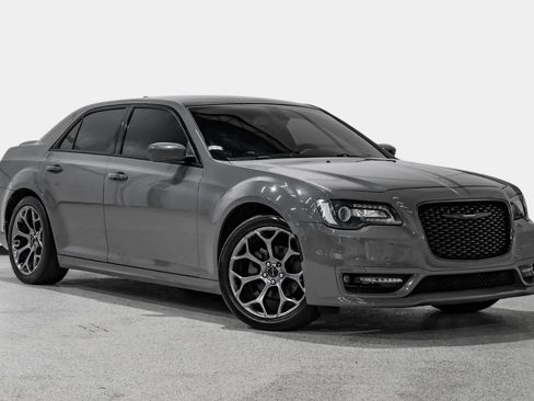 Used 2017 Chrysler 300 S w/ S Model Appearance Package RWD image 4
