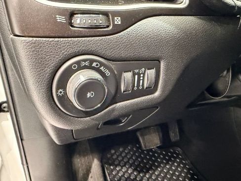 Used 2020 Jeep Cherokee Trailhawk w/ Cold Weather Group AWD/4WD image 30